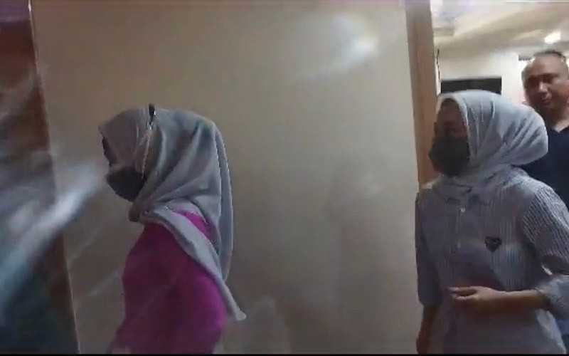 Tampang Si Kembar Rihana Rihani Ditangkap, Buron Kasus Penipuan Jual Beli iPhone - Bagian 1