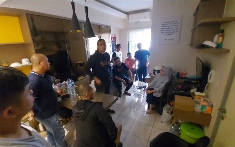 Tampang Si Kembar Rihana Rihani Ditangkap, Buron Kasus Penipuan Jual Beli iPhone - Bagian 4