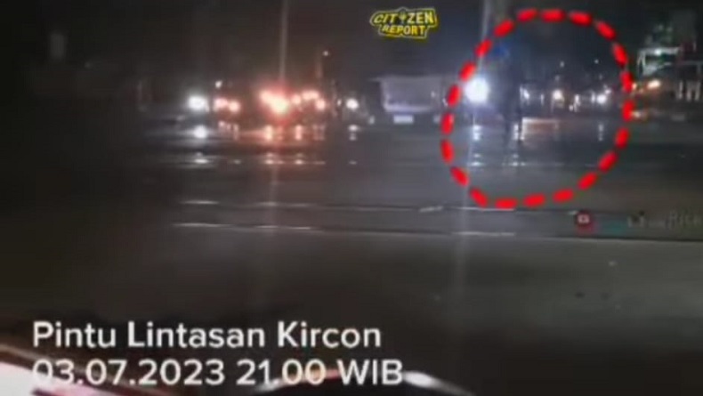 Petugas Keamanan Dalam Kereta di Bandung Heroik Selamatkan Lansia