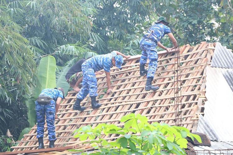 Prajurit TNI Perbaiki Rumah dan Musala Rusak akibat Gempa Bantul