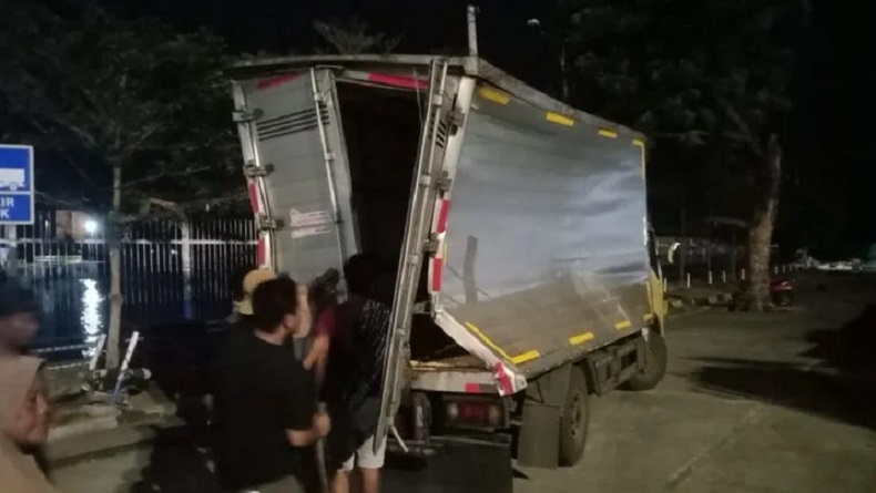 Truk Terbalik Dalam Kapal Feri Sumbawa-Lombok Timur, 2 Minibus Ikut Rusak