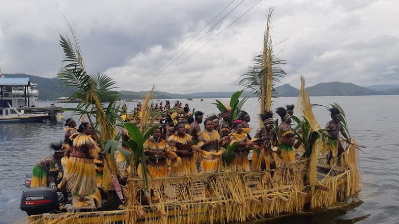 title 250 Penari Tampilkan Tarian Isosolo di Atas Perahu dalam Festival Danau Sentani XIII 250 Penari Tampilkan Tarian Isosolo di Atas Perahu dalam Festival Danau Sentani XIII