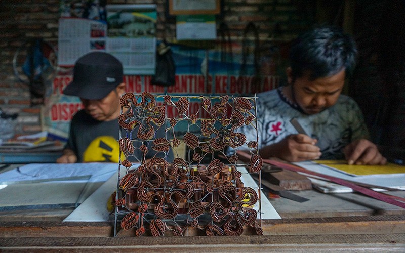 Limbah Kain Batik Disulap Menjadi Kerajinan Tas hingga Sandal - Bagian 2