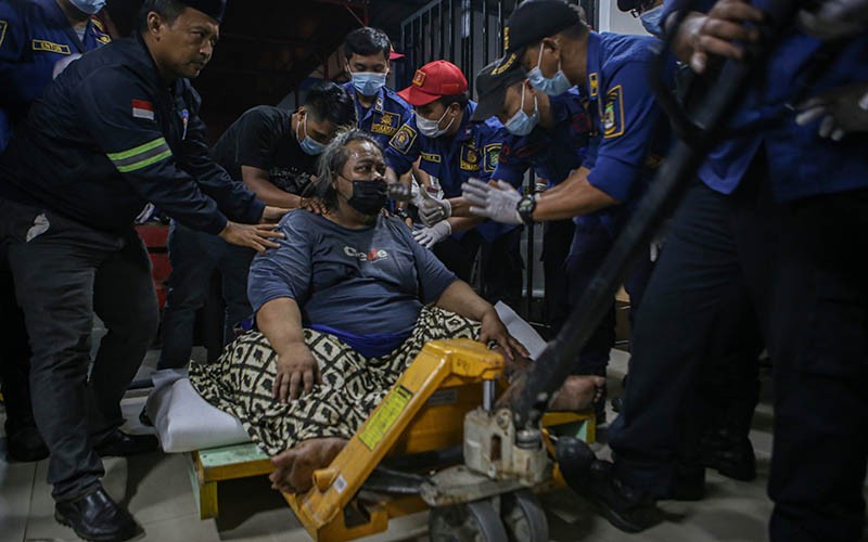 Penampakan Pria Obesitas Dievakuasi Belasan Damkar dengan Forklift ke RSUD Tangerang - Bagian 2
