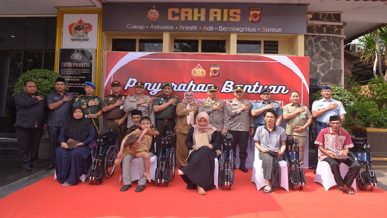 Penyandang Disabilitas di Kota Cirebon Semringah Dapat Kursi Roda dari Kapolda Jabar