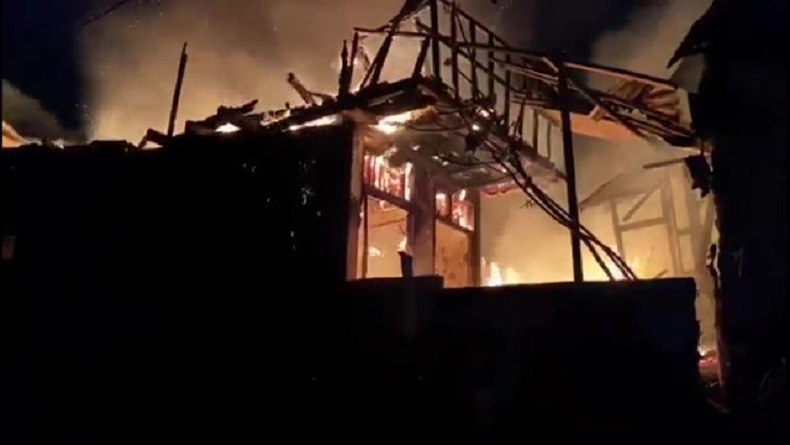  3 Rumah Terbakar Hebat di Cibadak Sukabumi, Damkar Kesulitan Jangkau Lokasi