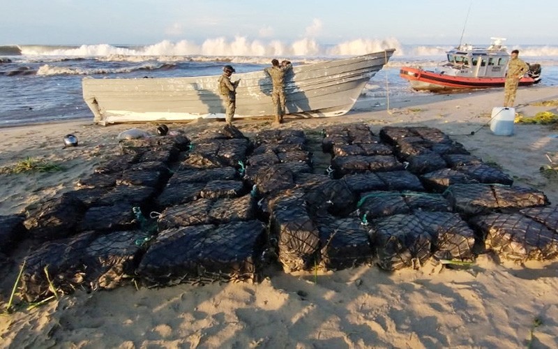 Penampakan 2,4 Ton Kokain Dibawa dengan Kapal Kecil - Bagian 3