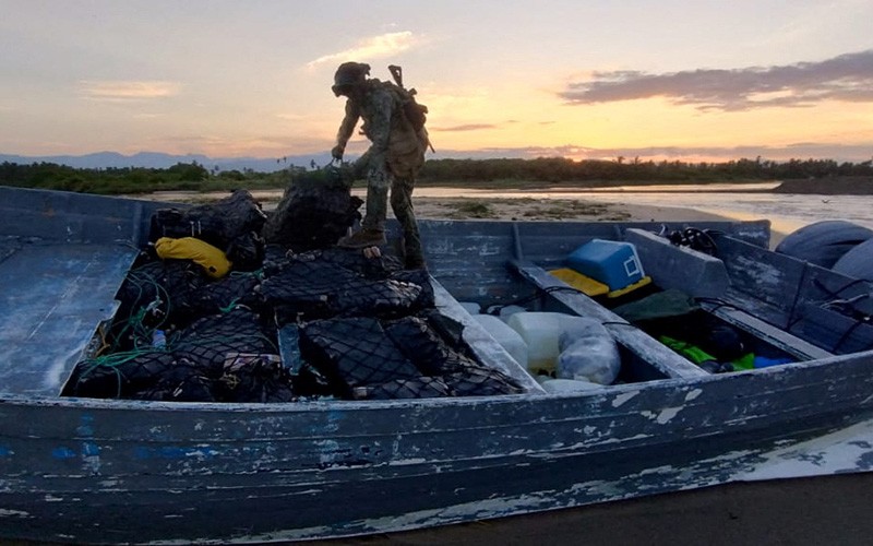 Penampakan 2,4 Ton Kokain Dibawa dengan Kapal Kecil - Bagian 2