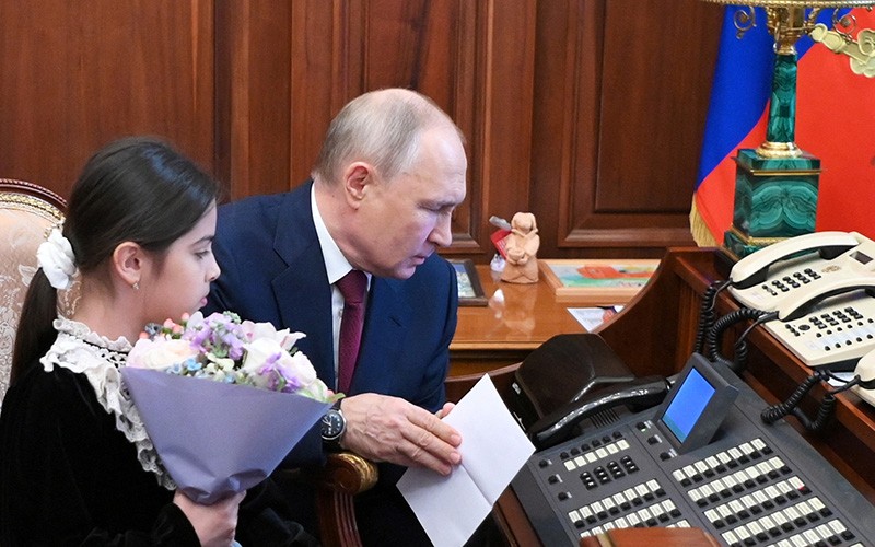 Momen Vladimir Putin Ajak Gadis 8 Tahun dari Wilayah Termiskin Rusia Duduk di Kursi Presiden - Bagian 3
