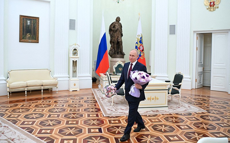 Momen Vladimir Putin Ajak Gadis 8 Tahun dari Wilayah Termiskin Rusia Duduk di Kursi Presiden - Bagian 5