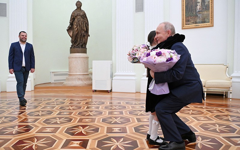Momen Vladimir Putin Ajak Gadis 8 Tahun dari Wilayah Termiskin Rusia Duduk di Kursi Presiden - Bagian 4