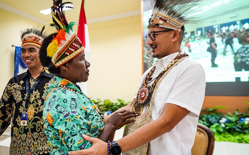 Sandiaga Uno Dorong Produk Ekonomi Kreatif Papua Naik Kelas - Bagian 2