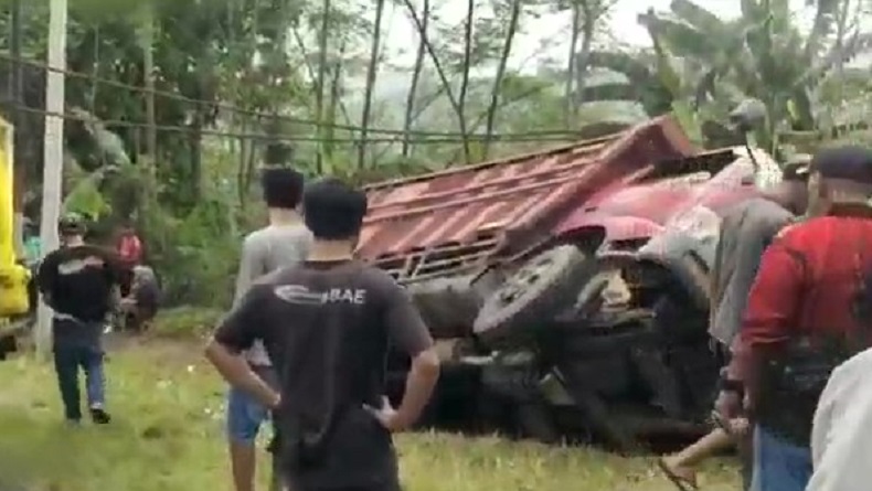 title Kecelakaan di Cianjur Hari Ini, Pasutri Tewas Tertimpa Truk Pasir yang Terguling Kecelakaan di Cianjur Hari Ini, Pasutri Tewas Tertimpa Truk Pasir yang Terguling