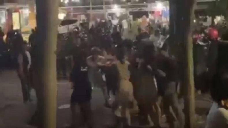 Viral Remaja Perempuan Baku Hantam di Pusat Kuliner Kota Makassar, sempat Jadi Tontonan