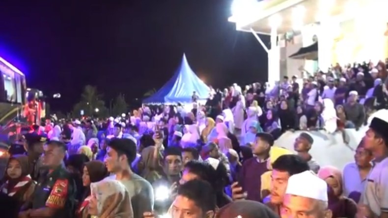 title Jemaah Haji Kloter 1 asal Madina Mendarat di Bandara Kualanamu, Disambut Haru Keluarga Jemaah Haji Kloter 1 asal Madina Mendarat di Bandara Kualanamu, Disambut Haru Keluarga