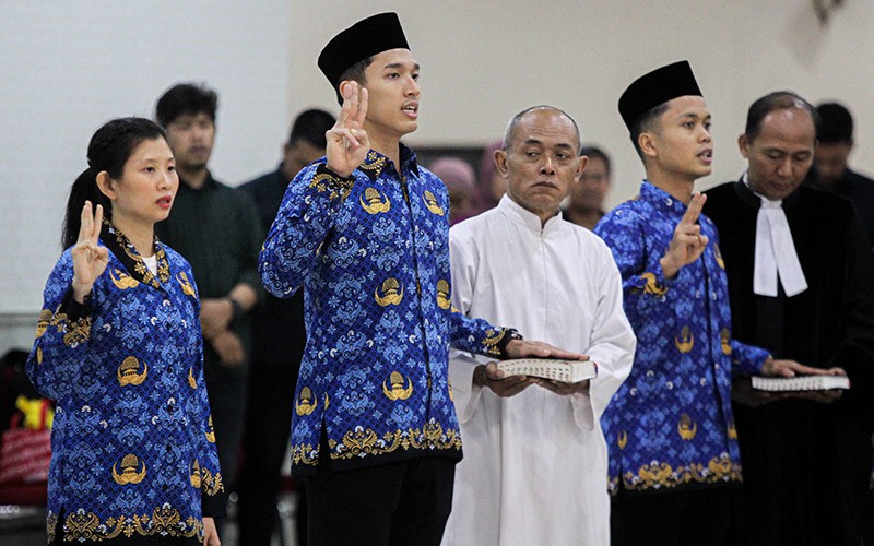 Tampang Jonatan Christie dan Anthony Ginting Berseragam PNS Bikin Pangling - Bagian 1