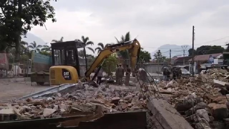 title Bangunan Liar di Lahan SMAN 2 Garut Dibongkar, Satpol PP Turunkan Alat Berat Bangunan Liar di Lahan SMAN 2 Garut Dibongkar, Satpol PP Turunkan Alat Berat