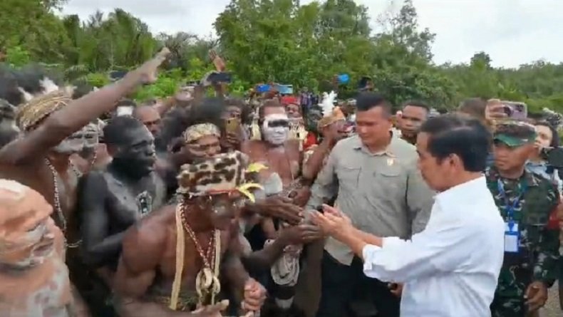 title Girangnya Warga Asmat Dikunjungi Presiden Jokowi: Lihat Kami di Lumpur dan Hutan Rimba Girangnya Warga Asmat Dikunjungi Presiden Jokowi: Lihat Kami di Lumpur dan Hutan Rimba
