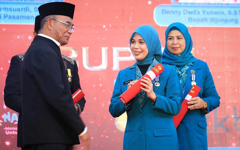 PKK Jateng Berhasil Turunkan Stunting, Siti Atikoh Ganjar Terima Penghargaan BKKBN - Bagian 3