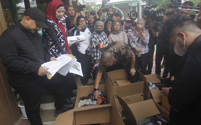 101 Barang Pribadi Milik Ferry Irawan Dikembalikan Venna Melinda, Ada Sepatu dan Celana Dalam - Bagian 2
