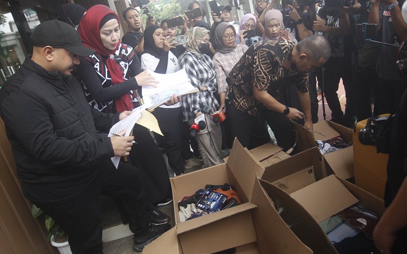 101 Barang Pribadi Milik Ferry Irawan Dikembalikan Venna Melinda, Ada Sepatu dan Celana Dalam - Bagian 1