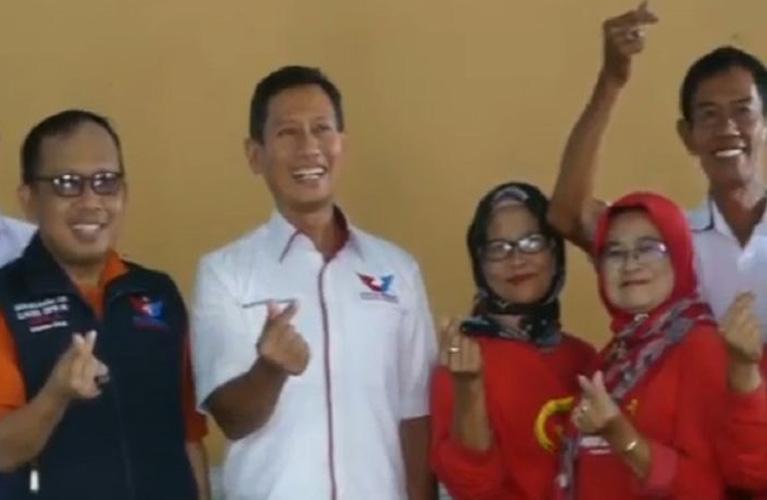  Pedagang Kecil Asal Banyumas Bahagia Terima Bantuan Gerobak Perindo Gratis