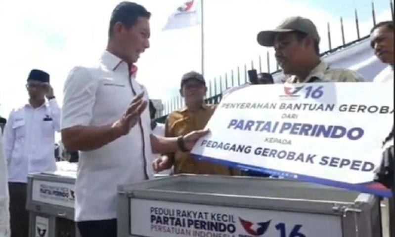 Partai Perindo Berikan Bantuan Gerobak Sepeda Ke Pelaku Umkm Di Banyumas 3958