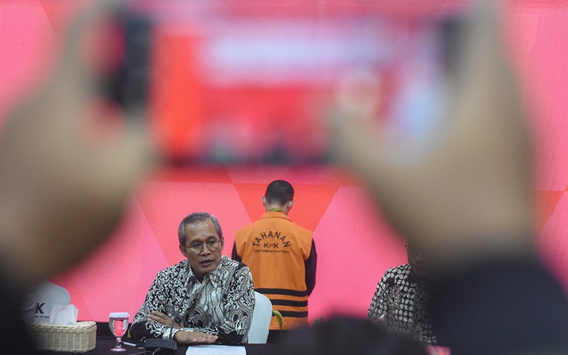 Mantan Pejabat Bea Cukai Adhi Pramono Ditahan KPK - Bagian 2