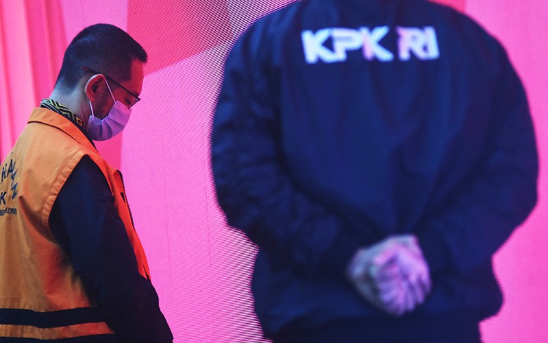 Mantan Pejabat Bea Cukai Adhi Pramono Ditahan KPK - Bagian 1