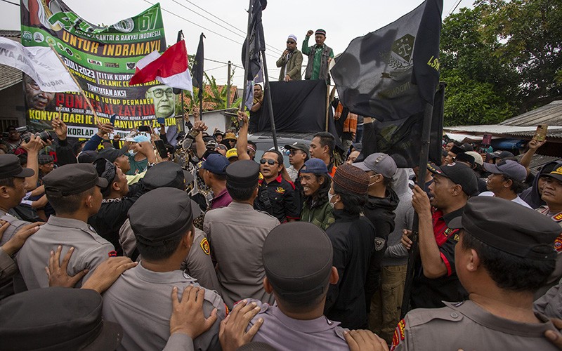 Santri Unjuk Rasa di Depan Ponpes Al Zaytun Tuntut Panji Gumilang Ditangkap - Bagian 2