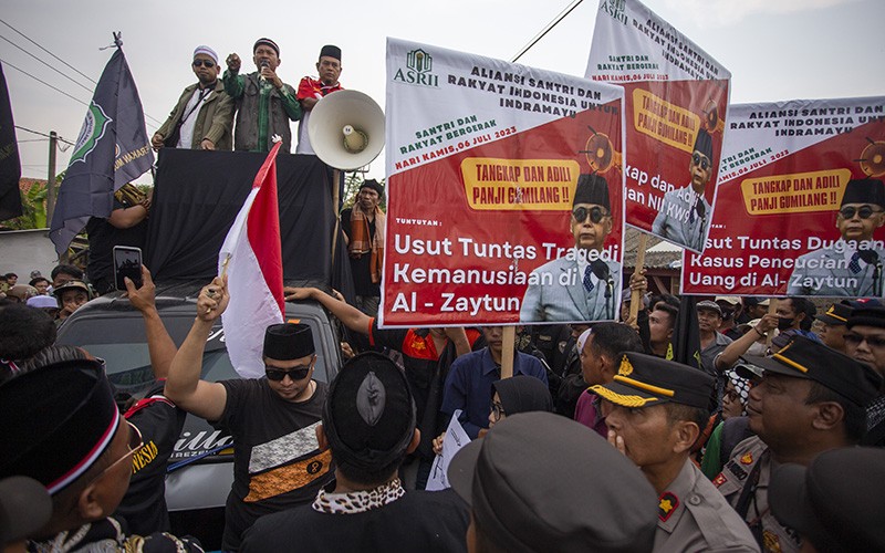 Santri Unjuk Rasa di Depan Ponpes Al Zaytun Tuntut Panji Gumilang Ditangkap - Bagian 1