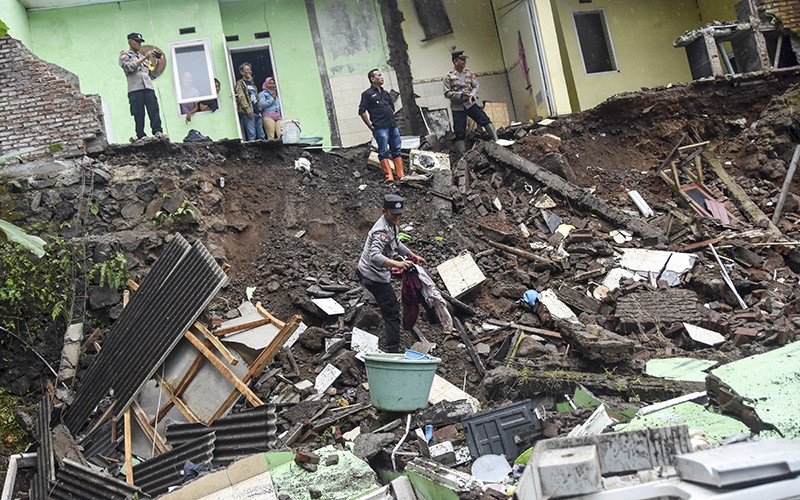 Rumah Perum Pesona Hijau Tasikmalaya Terseret Longsor - Bagian 1