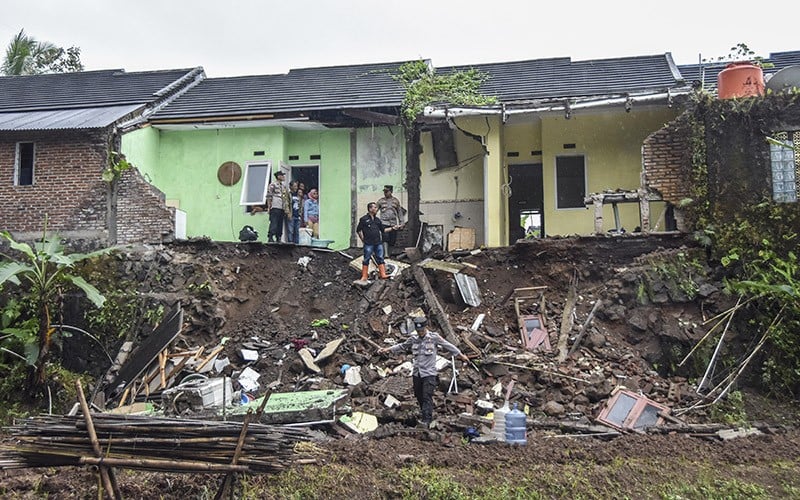 Rumah Perum Pesona Hijau Tasikmalaya Terseret Longsor - Bagian 2