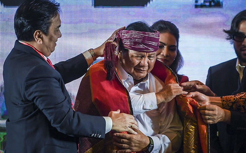 Prabowo Pakai Ulos di Hadapan Masyarakat Adat Batak Marga Simbolon - Bagian 2