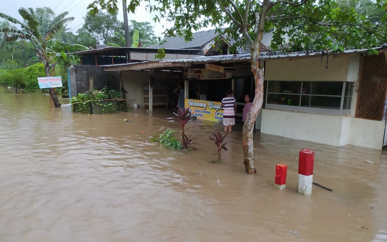 Banjir 1 Meter Rendam Dusun Krajan di Malang, Warga Mulai Mengungsi