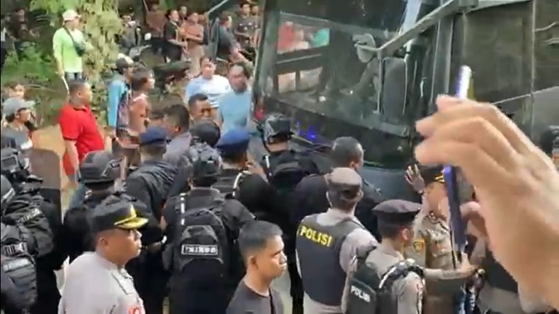 Demo di Seruyan Ricuh, Mobil Polisi Dirusak Massa
