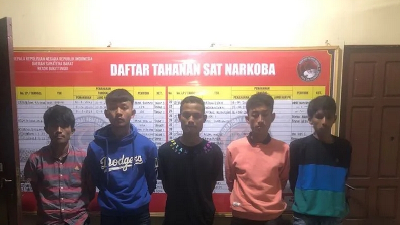 Terlalu, 7 Pemuda di Bukittinggi Isap Ganja di Ruang Kelas Sekolahan