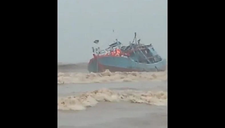 Cuaca Buruk, Kapal Ikan Angkut 12 ABK Terdampar di Pantai Neyama Tulungagung