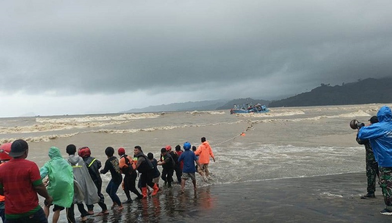 12 ABK KM Jaya Utama yang Terdampar di Pantai Sidem Tulungagung Berhasil Dievakuasi, 1 Kritis