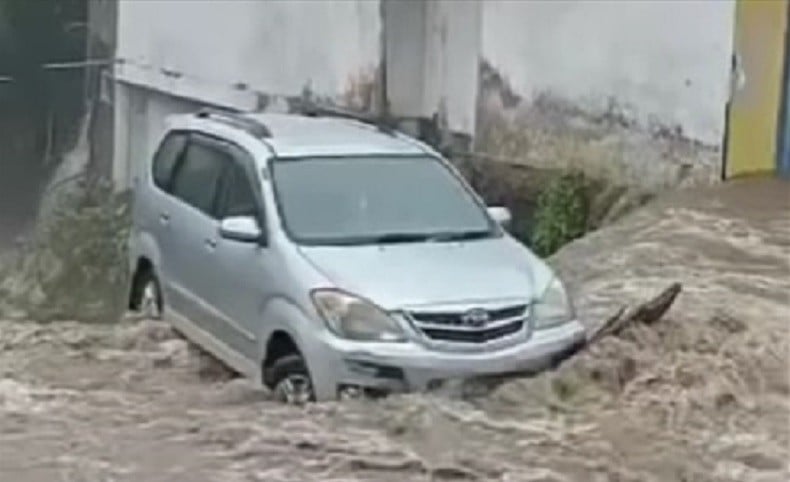 Banjir Bandang di Tabanan, Mobil Terseret Air Nyaris Jatuh ke Sungai