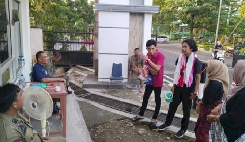 Protes Layanan PDAM, Warga OKU Bawa Handuk dan Sabun Numpang Mandi di Rumah Dinas Bupati