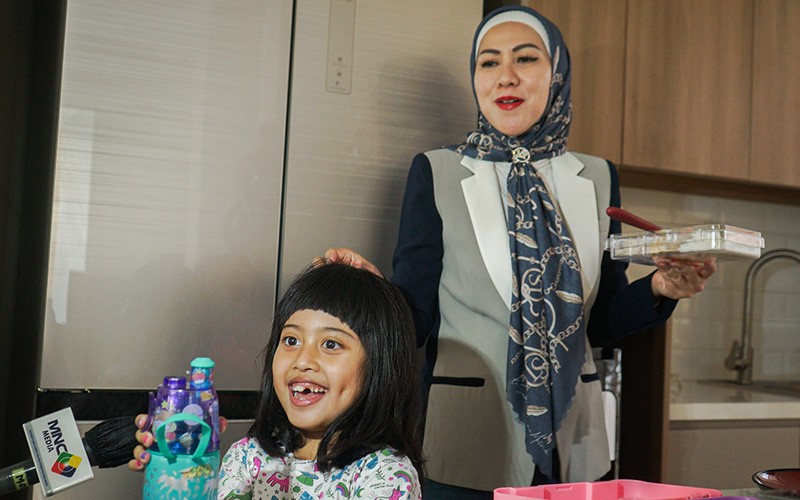 Potret Kedekatan Venna Melinda dengan Putri Bungsu di Tengah Kesibukan - Bagian 5