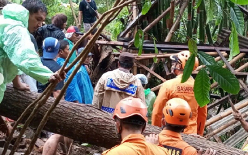 Tanah Longsor Timbun Rumah di Karangasem Bali, 2 Orang Hilang