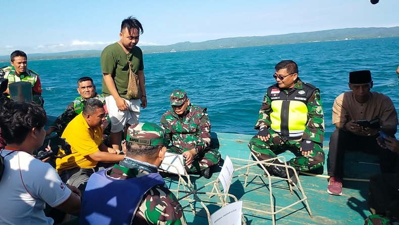 Rehabilitasi Ekosistem Laut, Pangdam Siliwangi Tanam Terumbu Karang di Perairan Cipanon