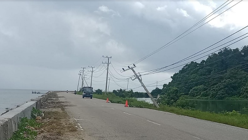 Tiang Listrik Roboh Dihantam Truk, 11 Kecamatan di Kolaka Utara Padam