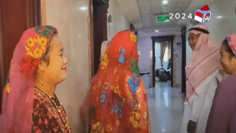 title Unik, Rombongan Jemaah Haji asal Sidrap Pulang ke Indonesia Pakai Baju Adat Bugis Unik, Rombongan Jemaah Haji asal Sidrap Pulang ke Indonesia Pakai Baju Adat Bugis