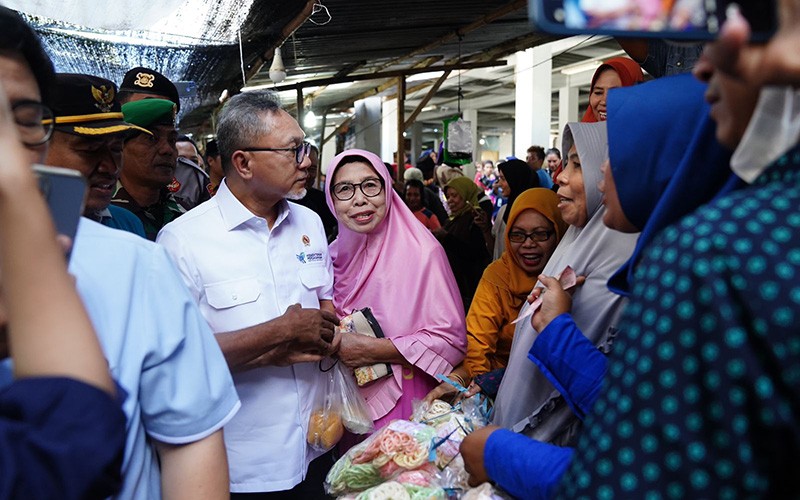 Tinjau Pasar Seketeng Sumbawa, Mendag Zulhas: Harga Bapok Stabil - Bagian 3