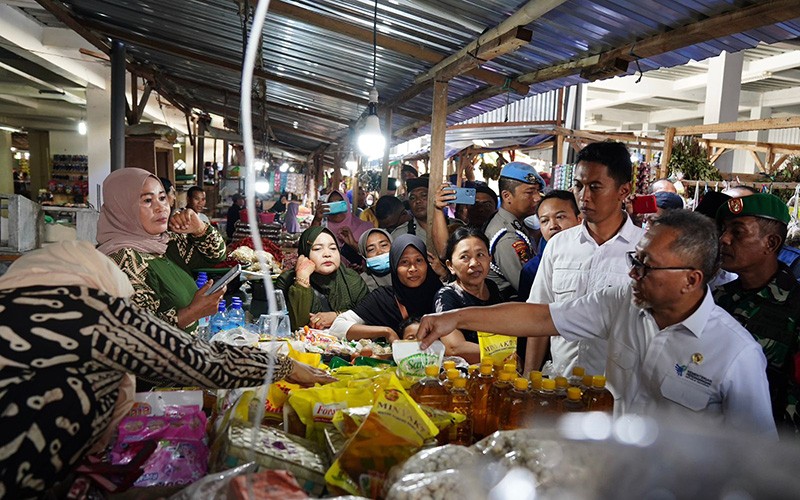 Tinjau Pasar Seketeng Sumbawa, Mendag Zulhas: Harga Bapok Stabil - Bagian 2