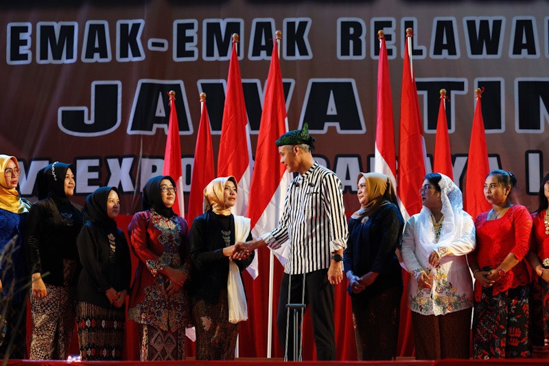 Puluhan Ribu Emak-Emak Jawa Timur Berkumpul Dukung Ganjar Pranowo Capres 2024 - Bagian 1