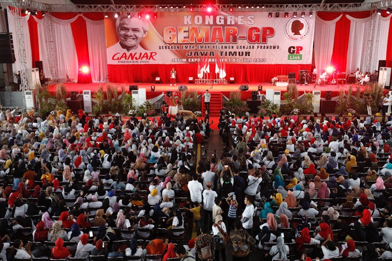 Puluhan Ribu Emak-Emak Jawa Timur Berkumpul Dukung Ganjar Pranowo Capres 2024 - Bagian 3